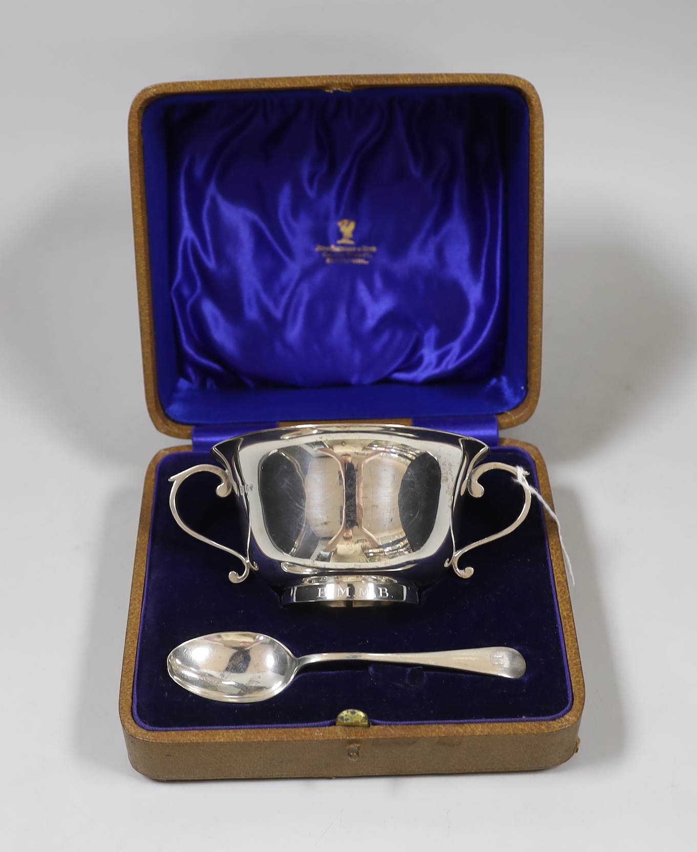 A cased George V silver porringer and spoon, Edward Barnard & Sons, London, 1928 and Birmingham, 1927, 6.8oz.